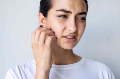 Da mặt bị ngứa: Nguyên nhân và cách khắc phục
