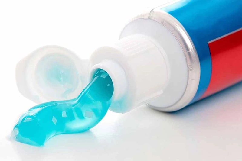 Tẩy tế bào chết môi bằng kem đánh răng để son lên màu chuẩn đẹp